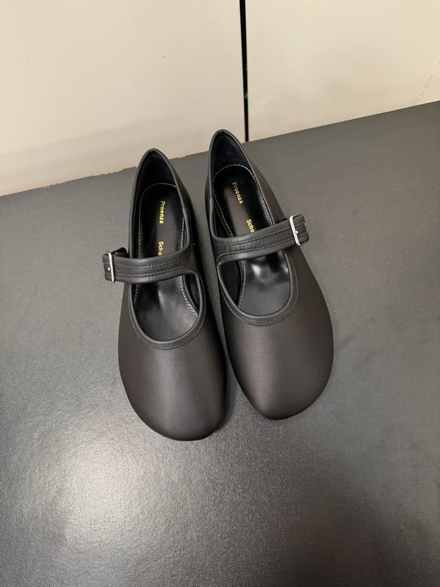 顶级莞版小众proenza Schouler 新季秋款原单玛丽珍奶奶鞋出货啦！这个美国设计师小众品牌，名字太长了一点都不好记，但却是各大网红和明星超级追捧喜爱的